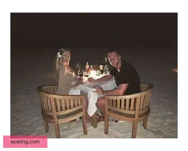 40岁C罗晒完美肌肉卡里乌斯妻子同框展现火辣身材引发热议